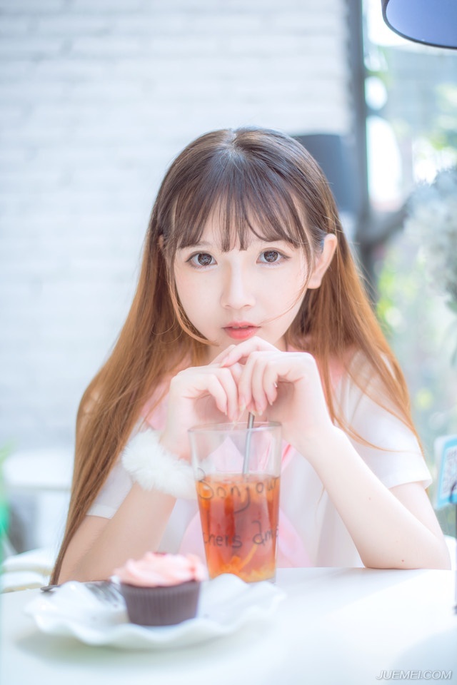 “哦？”看着一副我知道内情表情的管家，孟达眉头微微皱起：“这件事我无法做主，当由主公决断，不过主公如今不在城中，你随我来。”